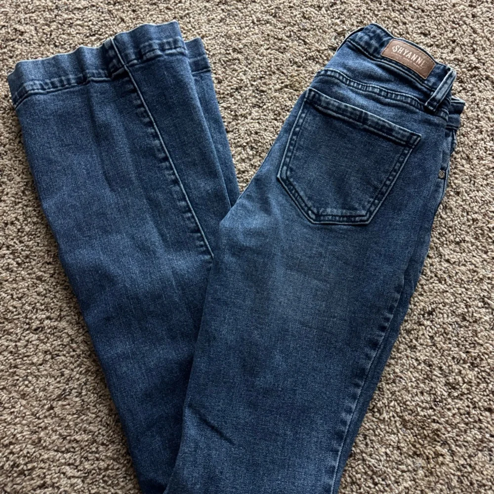 Hardly worn in Good condition
Shyanne jeans
Size 24 inseam 34 - Picture 1 of 2
